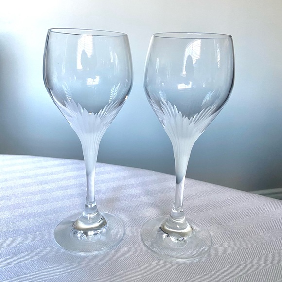 Candide by SCHOTT-ZWIESEL Wine Glasses with “Angel Wing” Etched Pattern 2x - Picture 3 of 9